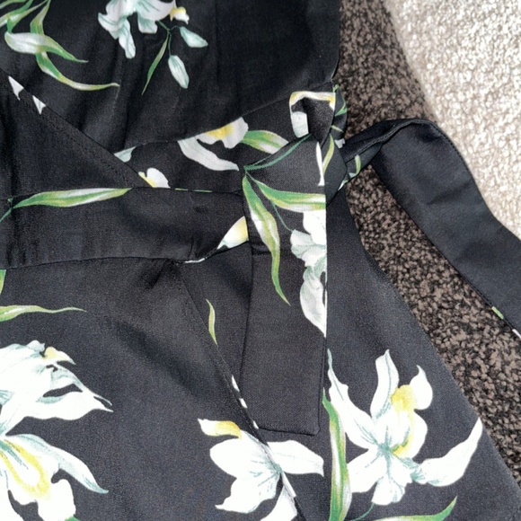 Sleeveless wrap top - Picture 4 of 6